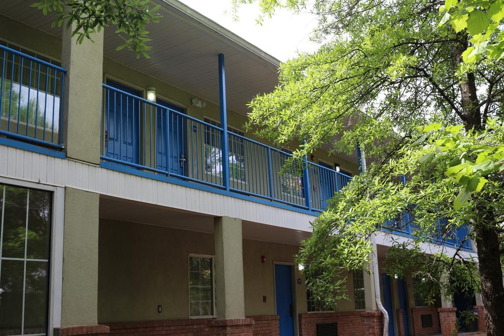 Magnolia Bay Hotel & Suites Jonesboro Bagian luar foto