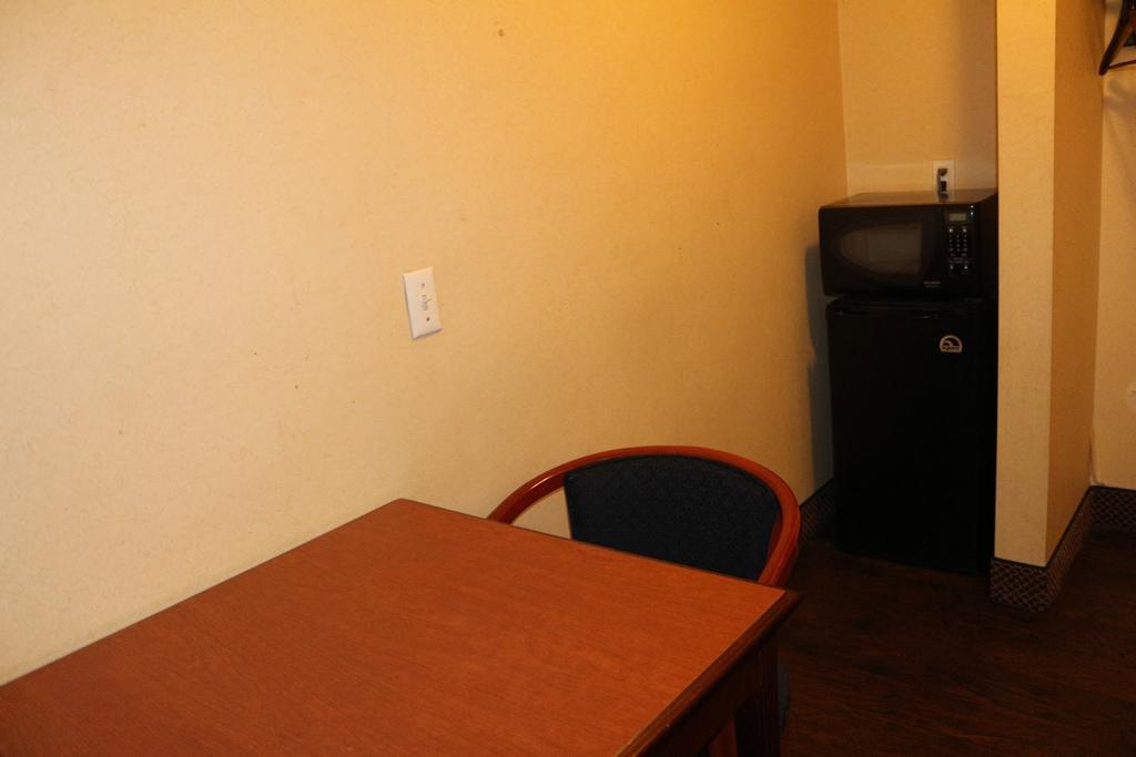 Magnolia Bay Hotel & Suites Jonesboro Bagian luar foto