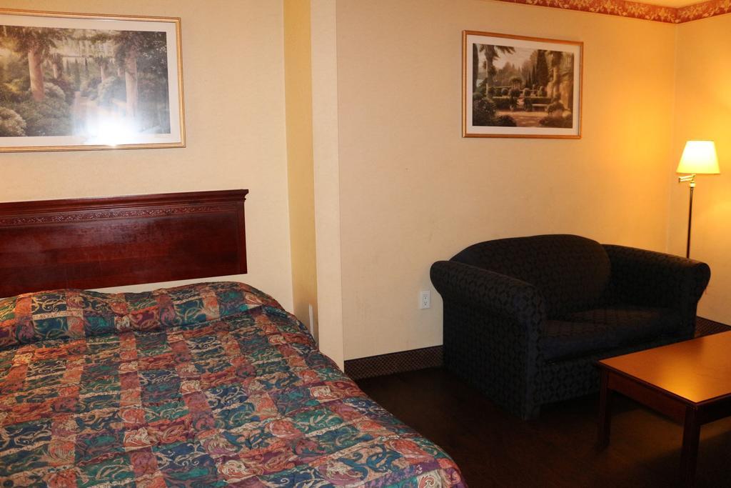 Magnolia Bay Hotel & Suites Jonesboro Bagian luar foto