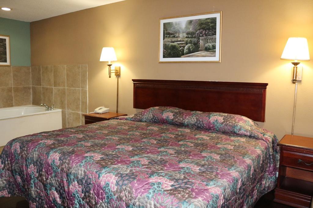 Magnolia Bay Hotel & Suites Jonesboro Bagian luar foto