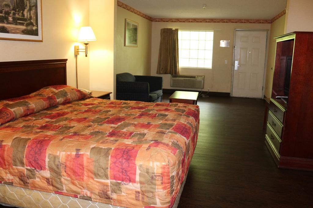 Magnolia Bay Hotel & Suites Jonesboro Bagian luar foto