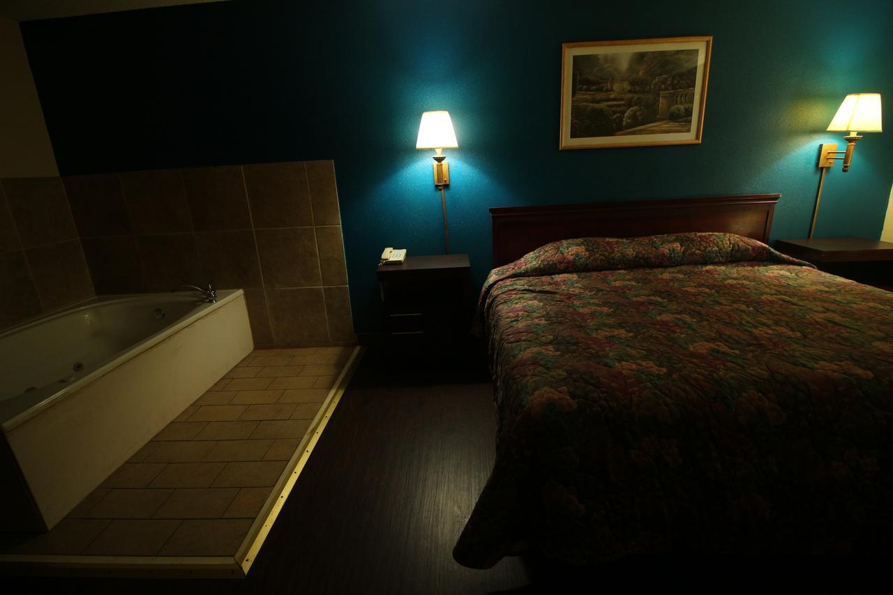 Magnolia Bay Hotel & Suites Jonesboro Bagian luar foto