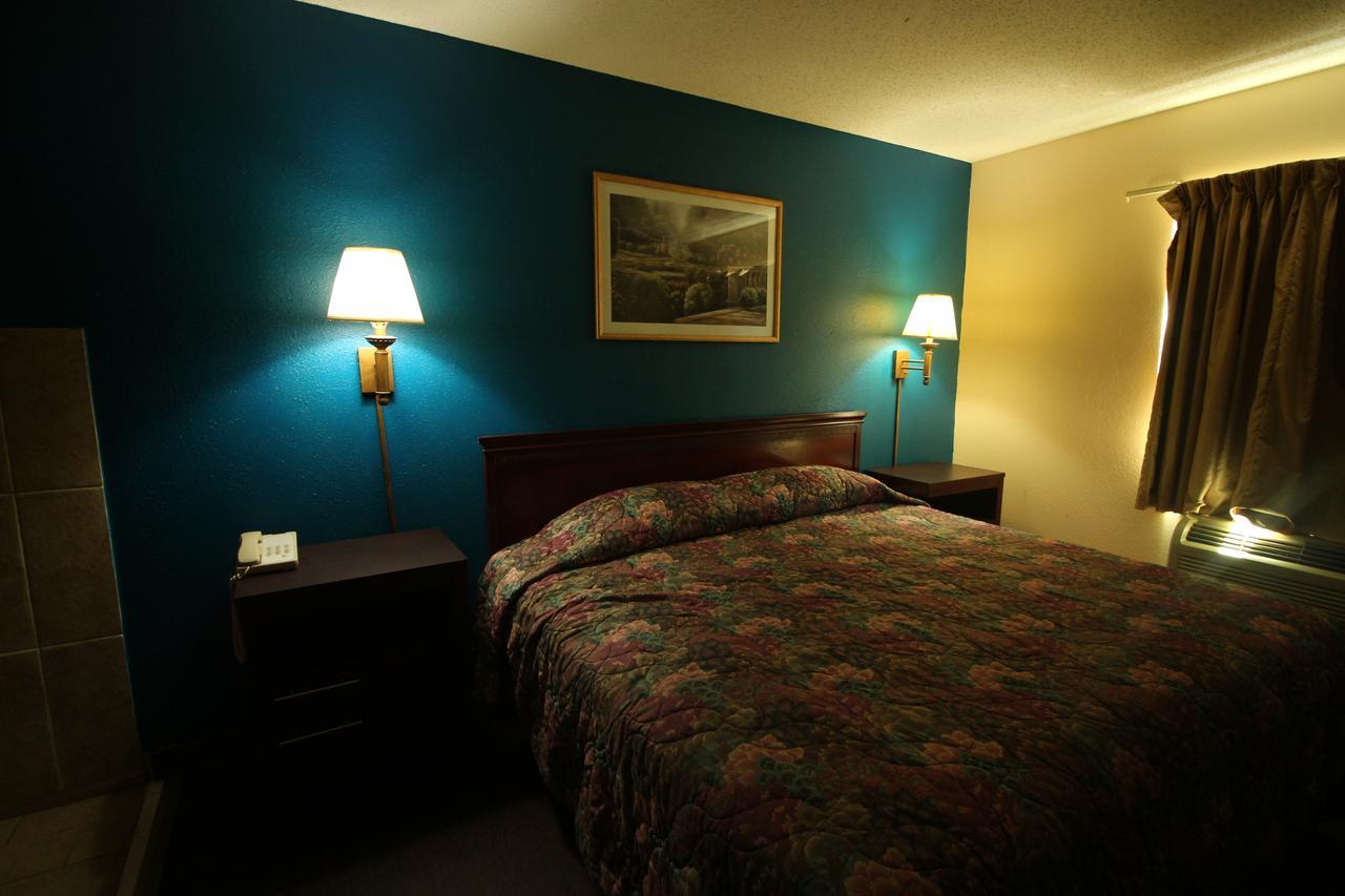 Magnolia Bay Hotel & Suites Jonesboro Bagian luar foto