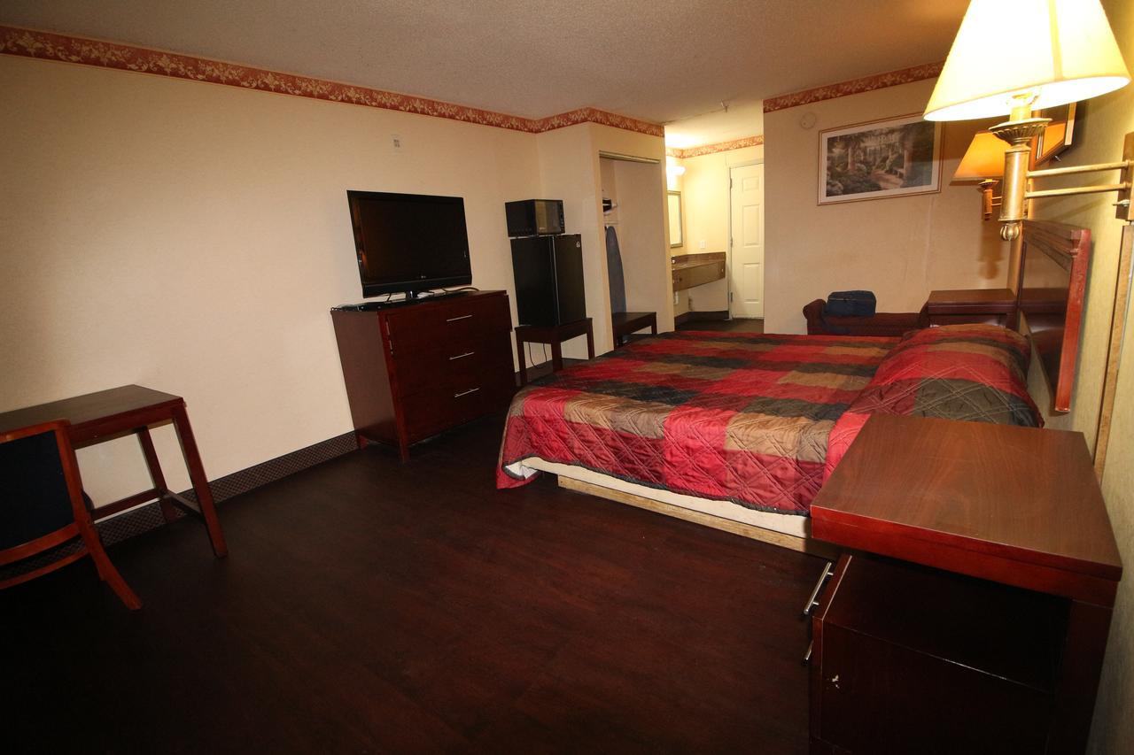 Magnolia Bay Hotel & Suites Jonesboro Bagian luar foto