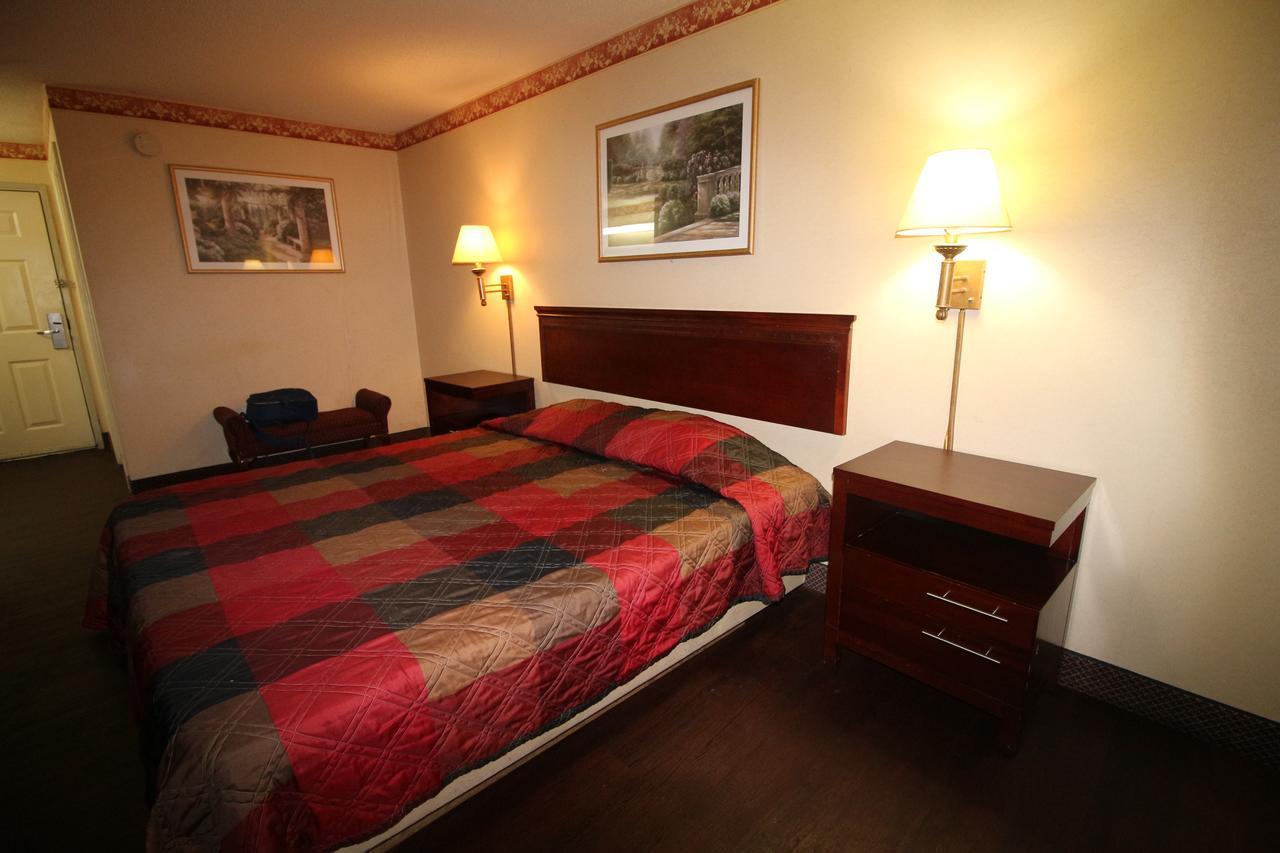 Magnolia Bay Hotel & Suites Jonesboro Bagian luar foto