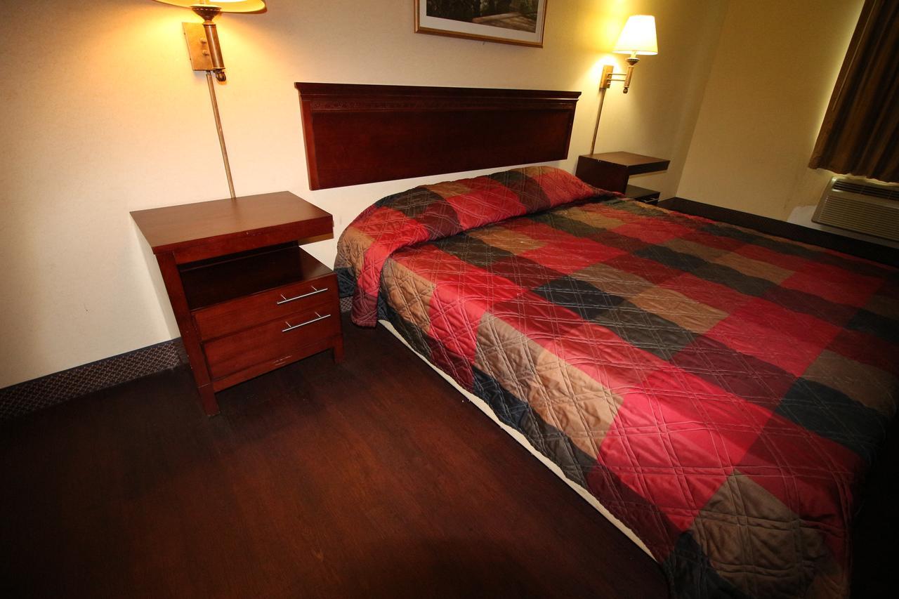 Magnolia Bay Hotel & Suites Jonesboro Bagian luar foto