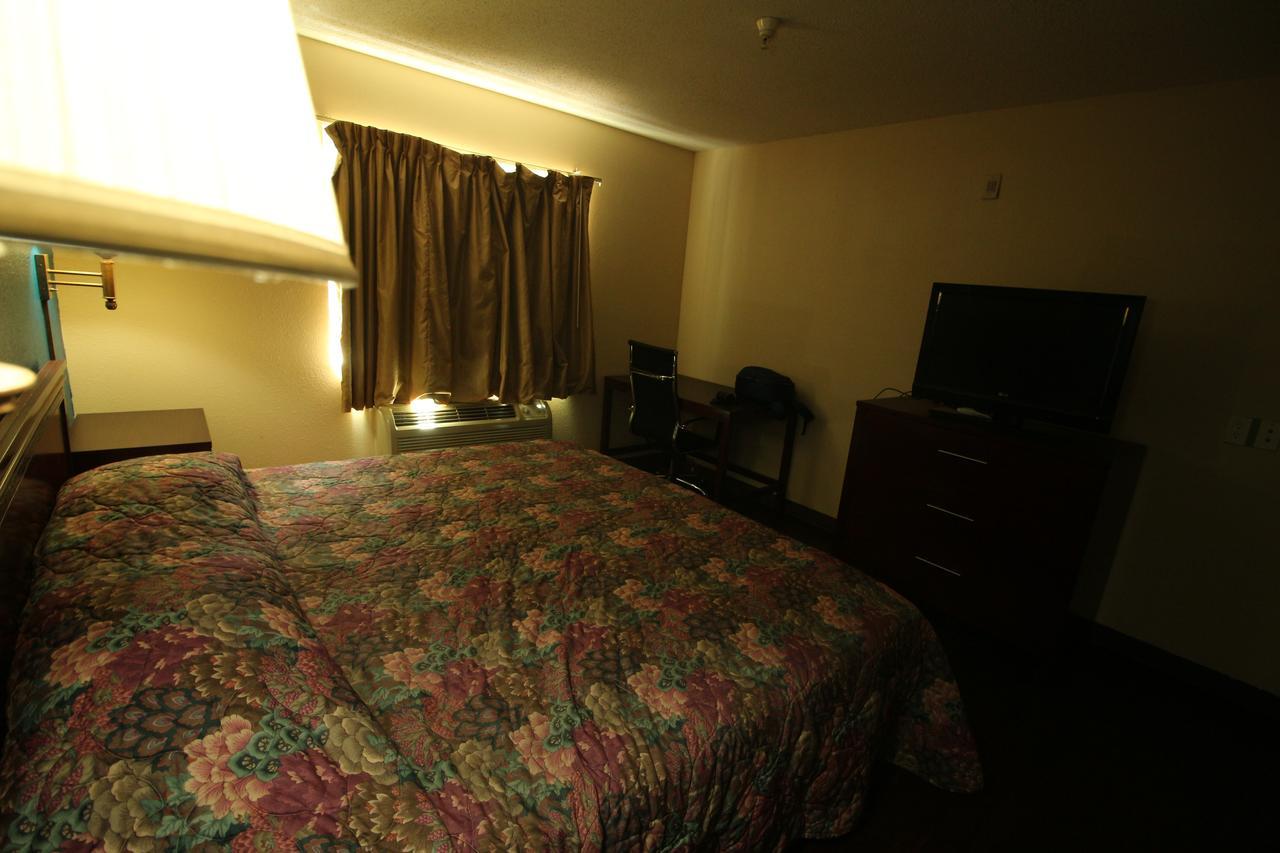 Magnolia Bay Hotel & Suites Jonesboro Bagian luar foto